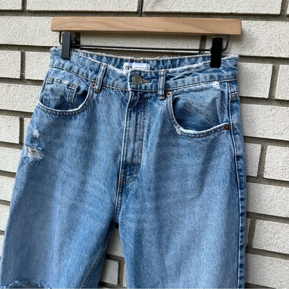 Zara High Rise Tapered Straight Distressed Jeans Sz 6 Ripped Knee Raw Hem Cotton - Picture 2 of 10